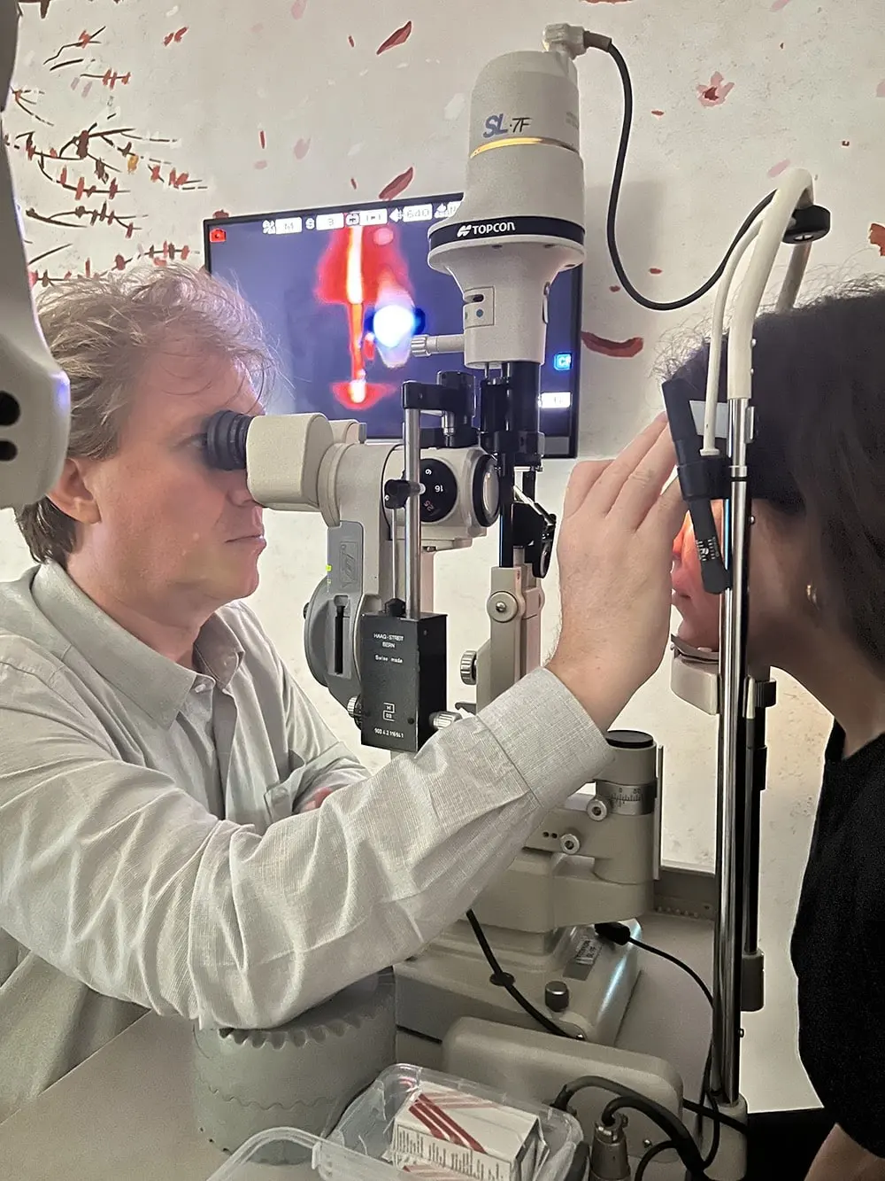 Prof. Dr. Fevzi Şentürk — biyomikroskopi (slit lamp) ile göz muayenesi