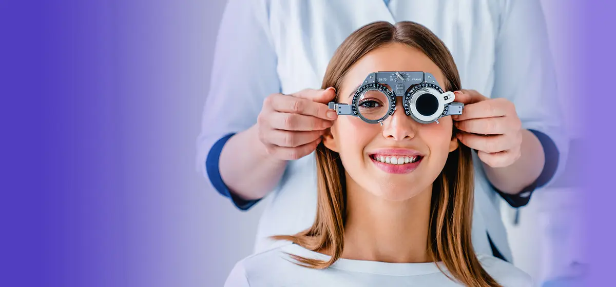 Klinikte deneme çerçevesiyle görme muayenesi yapılan bir kişi